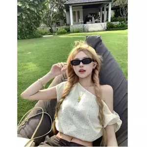 Áo thun đeo vai thêu hoa cúc ngọt ngào ngọt ngào Hàn Quốc dành cho nữ mùa hè Thiết kế rỗng Áo Vest lệch vai