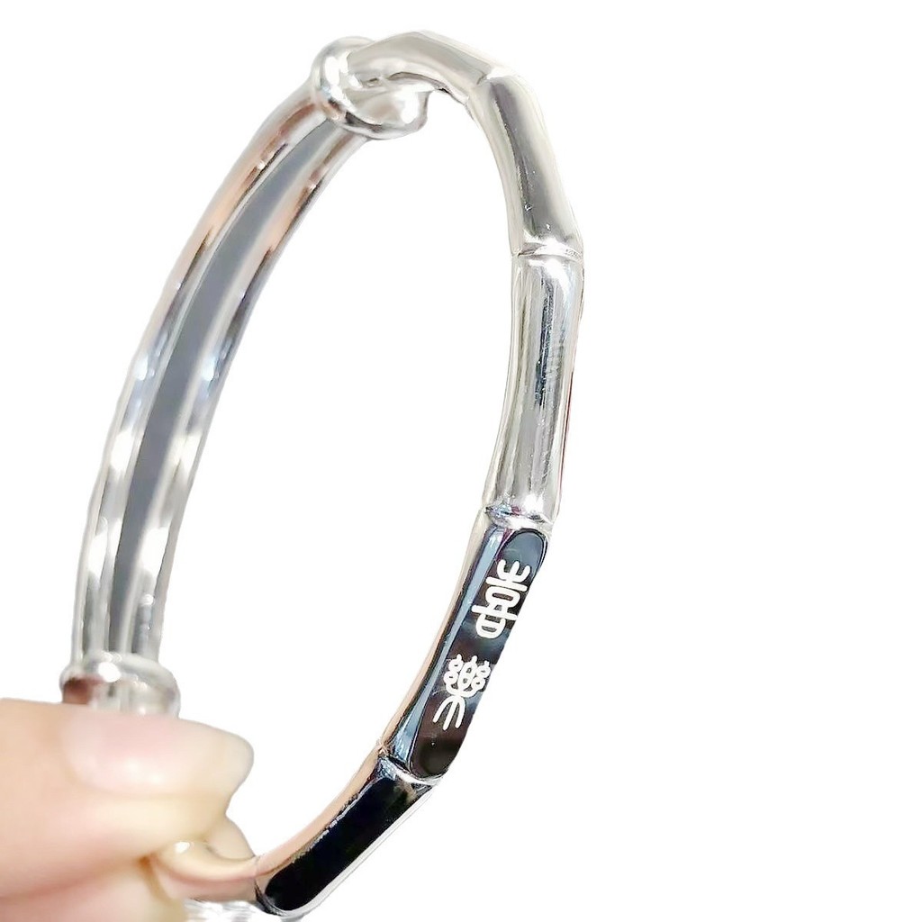 Vòng tay mạ bạc 999 được đánh bóng chắc chắn