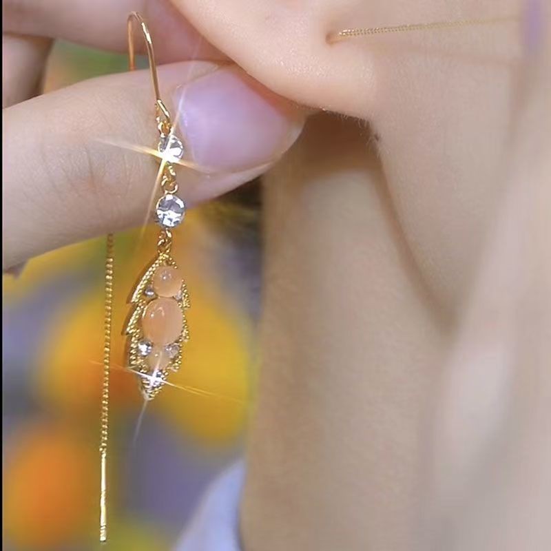 Nhánh vàng ngọc lá pha lê tai nữ 2024 với phong cách mới mẻ và sang trọng từ opal - phù hợp cho mọi dịp