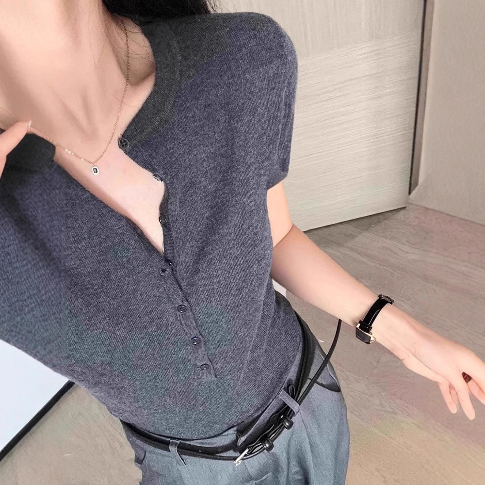 Cao áo sơ mi tay ngắn nữ, chất liệu kaki slim-fit, cổ chữ V, phù hợp mùa hè
