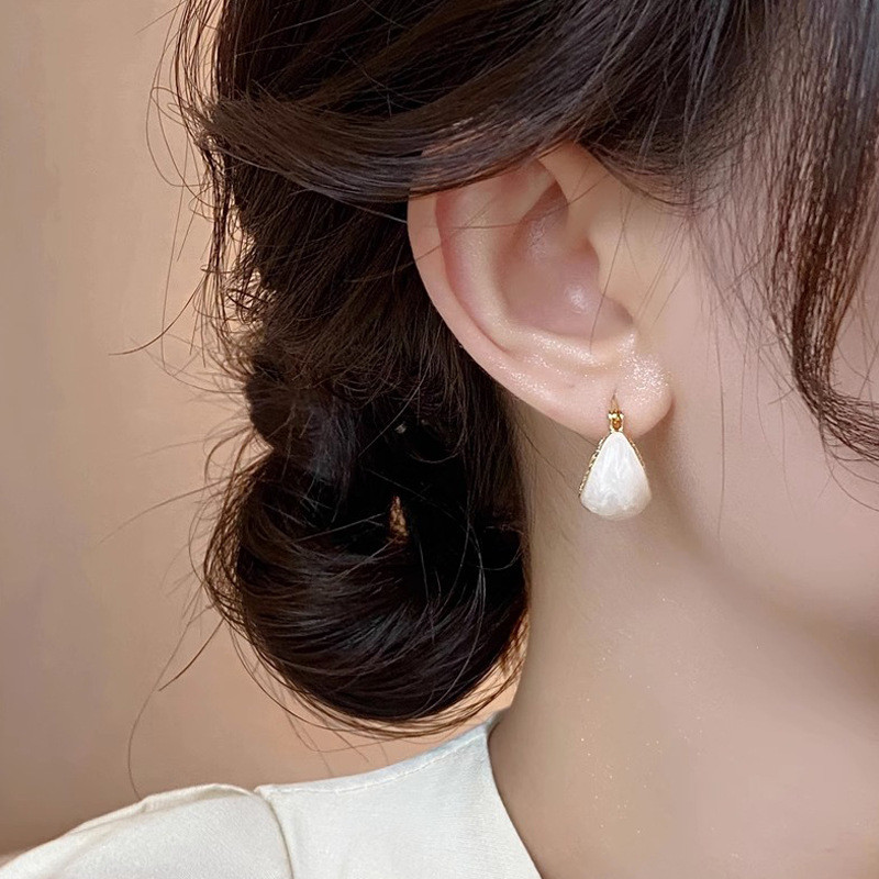 Men trắng đính kim cương, bông tai kiểu Pháp mới