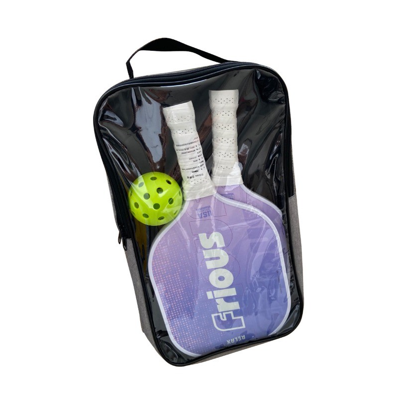 Bộ mái chèo pickleball gồm 2 vợt và 1 quả bóng gỗ, phù hợp chơi thể thao ngoài trời.