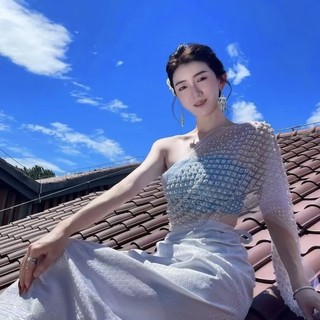Khăn choàng nữ sang trọng với kim sa lấp lánh và đính hạt, phù hợp cho lễ hội và thời trang đường phố