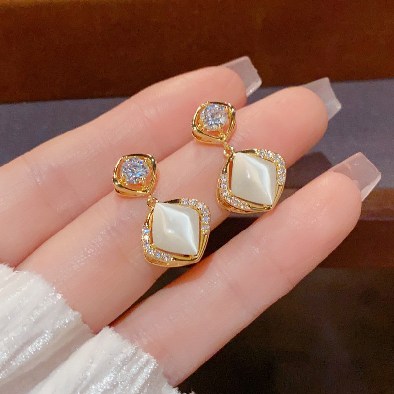 Bông tai đá mắt mèo hình kim cương thanh lịch, nhỏ gọn và tinh tế