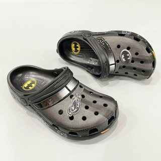 Sục Classic đen Clog Batman Batmobile trẻ em cao cấp, dép sục hoạt hình siêu nhân kids, tặng kèm jibbitz có quai hậu