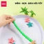 Đất Nặn Super Wings Deli Cho Bé Thùng 12/24 Màu Hồng/Xanh – Mềm Dẻo, Không Dính Tay Hộp Có Quai Xách Tiện Mang Theo
