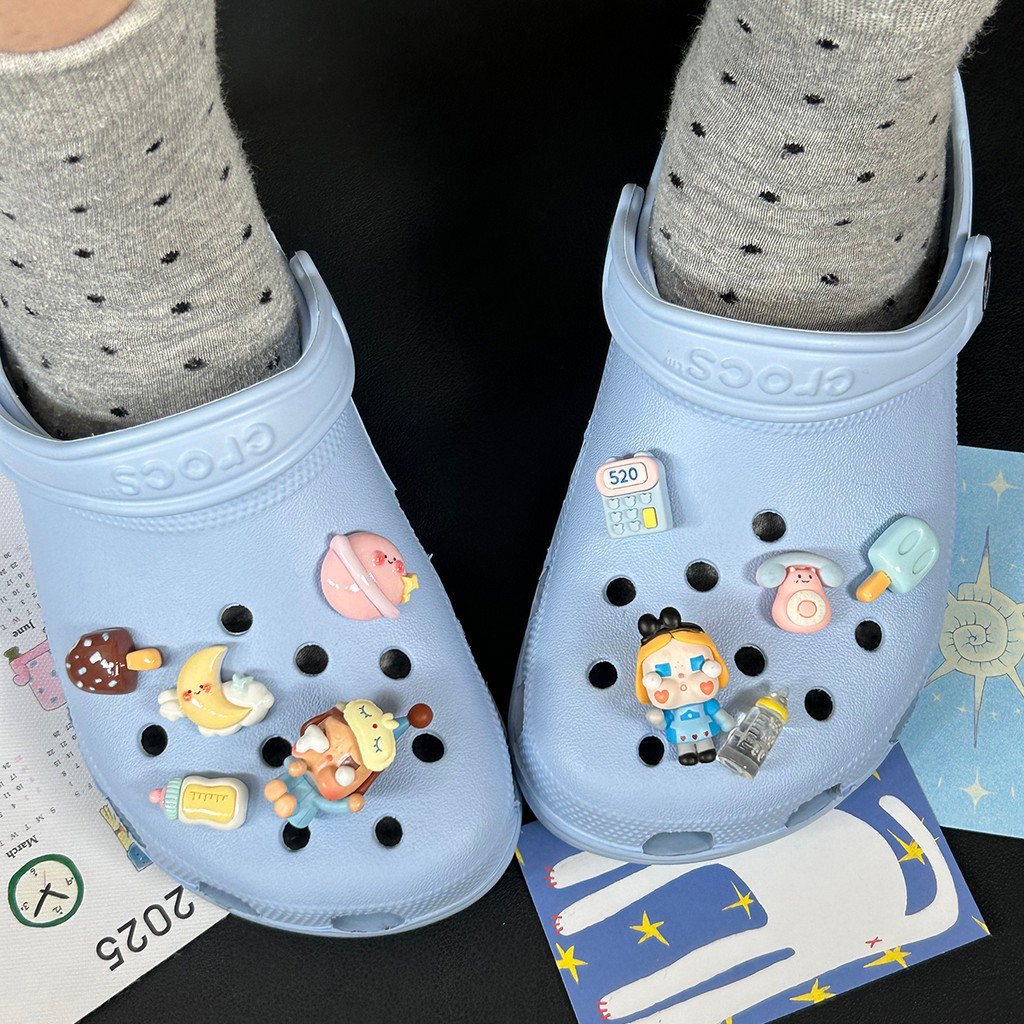 POP MART Phụ Kiện Khóa Giày/Khóa Lỗ Có Thể Tháo Rời, Họa Tiết Hoa Dễ Thương, Phù Hợp Cho Crocs Cao Cấp, Màu Xanh, Bộ Đồ Ngủ Alice