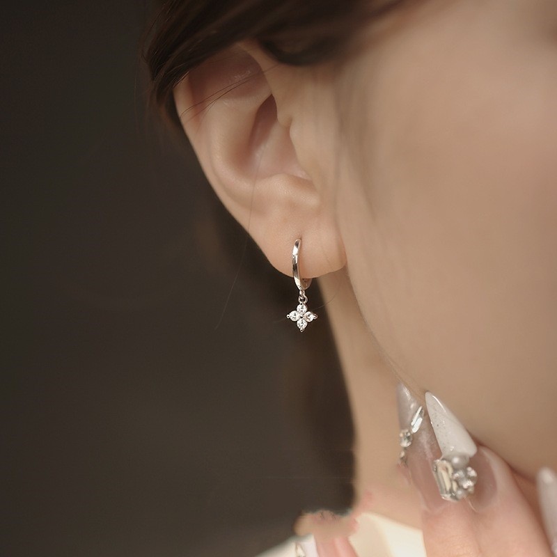 Bông tai cỏ bốn lá kim cương lấp lánh - Bông tai bé gái sang trọng nhẹ nhàng