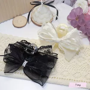 Com bo 2 cái cặp tóc 2 màu đen và trắng với thiết kế ren tinh tế và dây ruy băng sang trọng
