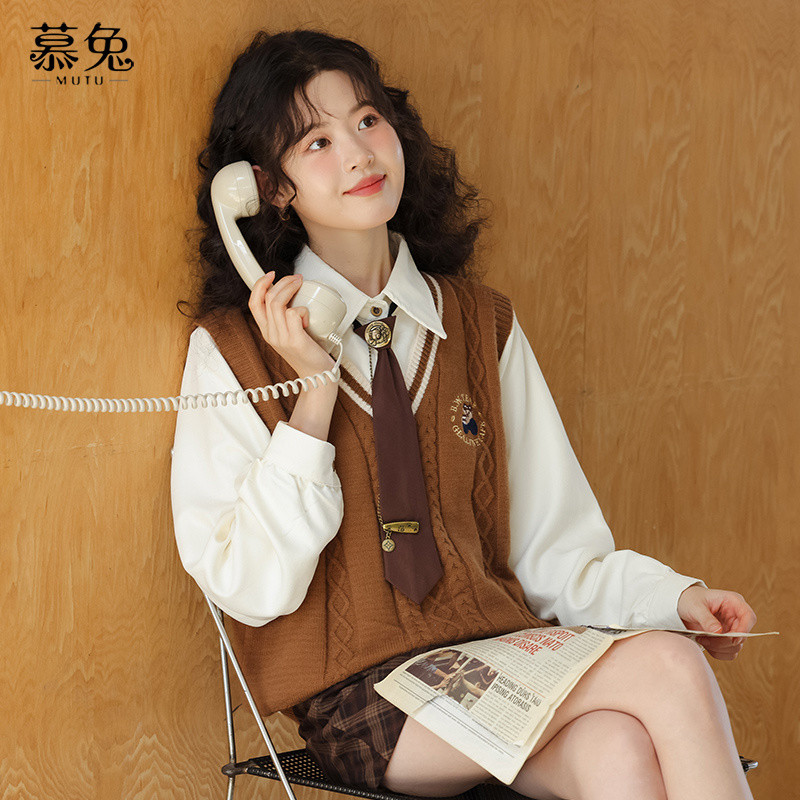 Mutu Preppy Phong Cách Giảm Tuổi Phù Hợp Với Nữ Mùa Xuân 2026 Phong Cách Mới Retro Dệt Kim Áo Vest Áo Sơ Mi Corduroy Bộ Đồ Hai Mảnh