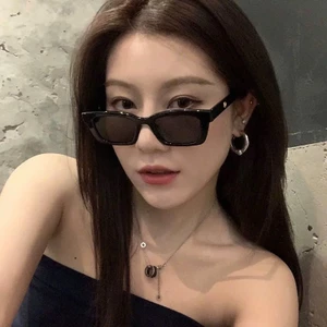 Mắt kính râm mát nữ chữ V gọng kính vuông màu sắc thời trang đẹp cá tính, đi biển, chụp ảnh kỷ yếu iLita hottrend