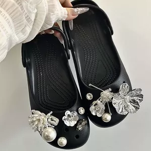 Ngọc Trai Đen Kim Cương Giả Phong Cách Ba Lê Lỗ Giày Nữ Thường Ngày Khóa Hoa Trang Trí Giày Hoa Cao Cấp Cảm Giác 2026 Dép Mùa Hè Dép Dép