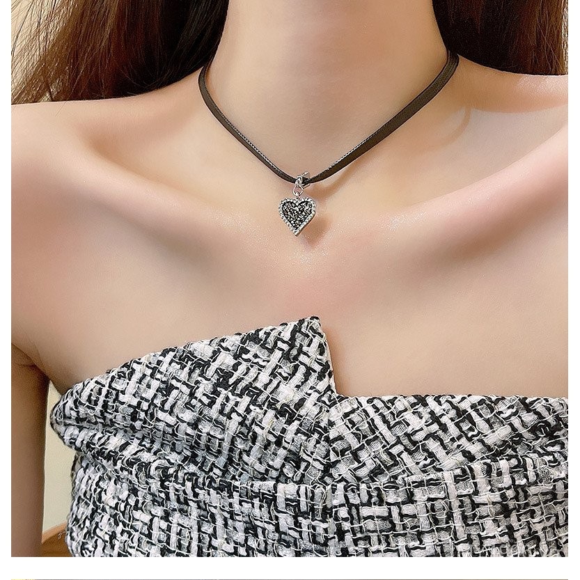 Vòng cổ da phong cáchpunk retro với thiết kế đen đào hình trái tim, dây xích xương đòn - Thời trang ngọt ngào cho cô gái đơn giản và thoáng mát