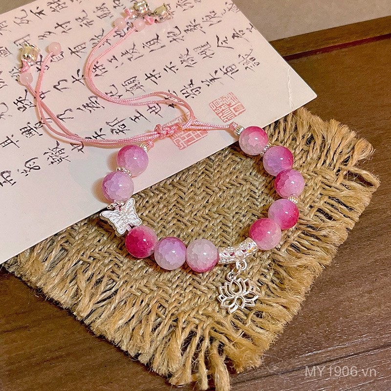 Vòng tay nữ thiết kế hoa sen và bướm màu hồng đính hạt, phù hợp với phụ kiện retro sang trọng