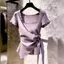Tay ngắn cổ vuông kiểu dáng nhẹ nhàng kiểu Pháp, có thắt nút chéo eo hẹp viền không đều có dây buộc thon gọn hơn