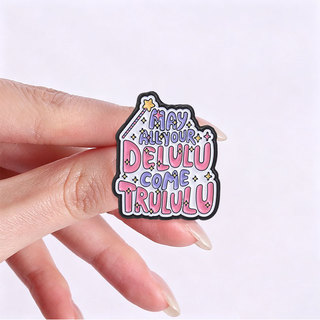 Có Thể Tất Cả Của Bạn Delulu Đến Trulu Magic Wand Men Trâm Dễ Thương Pastel Trích Dẫn Huy Hiệu Cho Quần Áo Ba Lô Phụ Kiện Quà Tặng