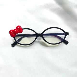 Kính mát Hello Kitty hình bầu dục khung đen với họa tiết da báo