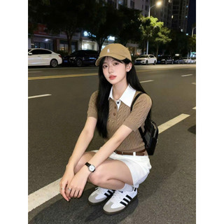 Bộ Áo kiểu cổ điển mùa xuân, cổ POLO, dệt kim, tay ngắn ôm dáng và chân váy ngắn cho Nữ mùa Hè