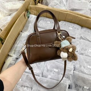Túi Chio Size Nhỡ 1 Cúc Nâu Trơn  Kèm Quai Đeo Chéo Kèm Charm Gấu Bóng Chày HS281-1