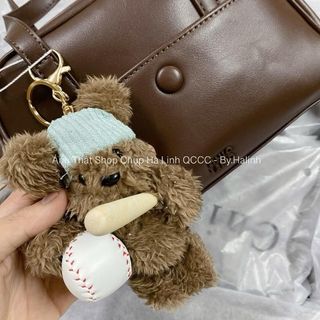 Túi Chio Size Nhỡ 1 Cúc Nâu Trơn  Kèm Quai Đeo Chéo Kèm Charm Gấu Bóng Chày HS281-1