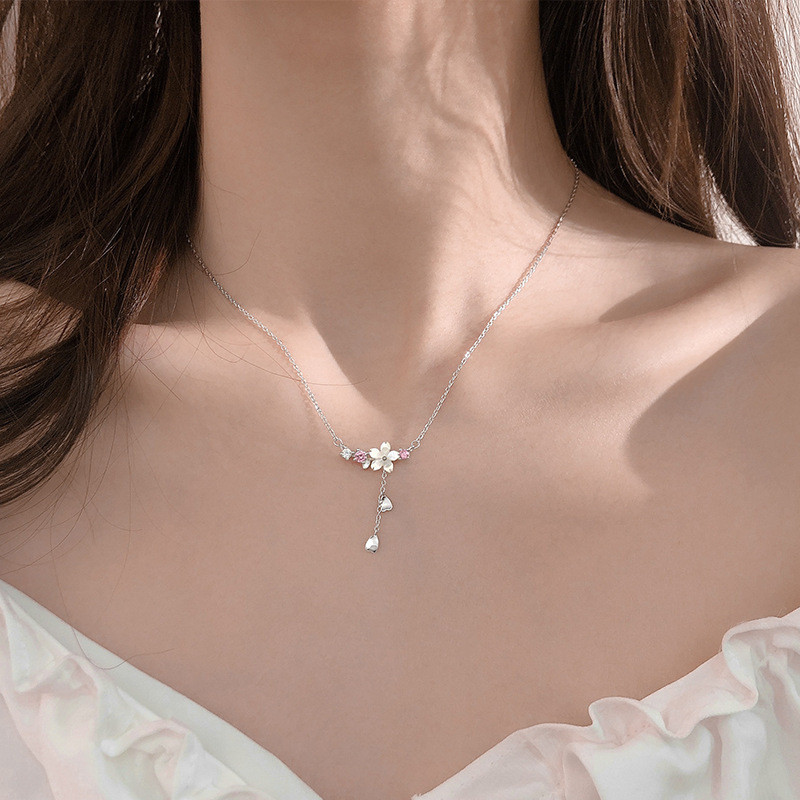 Vòng cổ hoa anh đào hồng ngọt ngào và tươi mát phong cách Hàn Quốc