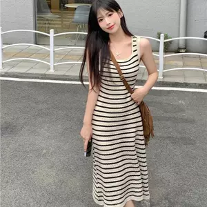 Váy yếm sọc giảm tuổi mùa hè 2026 Thiết kế thích hợp Slim-fit thon gọn hơn Mặc bên trong Váy bên ngoài Váy dài dệt kim nữ