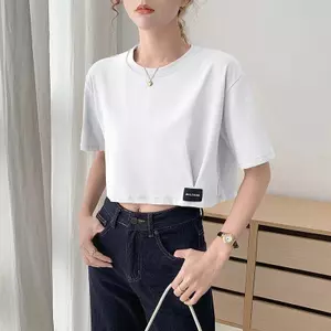 Mùa hè 2026 Đường phố chiên cay ngọt ngào ghi nhãn không đều Áo thun ngắn tay dáng rộng ngắn rốn Crop Niche Design Slimer Look Hợp thời trang Hot Girl Top Women
