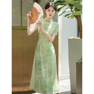 Sườn xám trẻ trung cải tiến màu xanh lá, kiểu dáng Trung Hoa thanh lịch dành cho Nữ mùa Hè