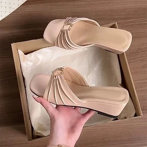 Dép xỏ ngón đế nêm khóa kim loại xếp li kiểu Pháp dành cho nữ với váy và sandal hở mũi