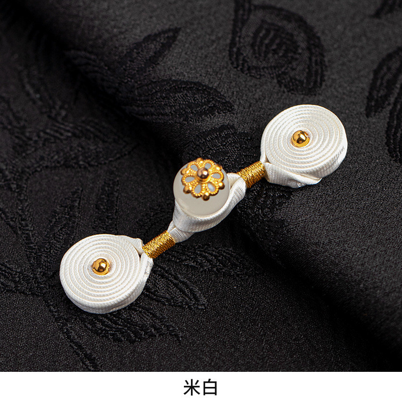 Sườn xám phong cách Trung Quốc, dệt tay với khóa nút và trang sức hạt vàng, phù hợp cho retro Hanfu