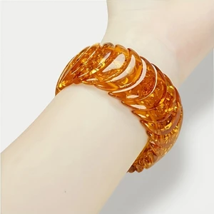 Vòng tay lưỡi liềm từ hổ phách, bề mặt đánh bóng, thiết kế phù hợp cho lễ hội âm nhạc
