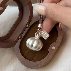 2026 Bí Ngô Nhỏ Fu Thương Hiệu Mặt Dây Chuyền Vòng Cổ Retro Phong Cách Trung Hoa Thiết Kế Đơn Giản Sang Trọng 7.6 VUHO