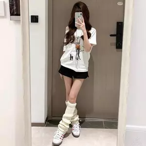 Mùa hè 2026 Phong cách Mỹ xiên vai Áo thun ngắn tay màu trắng In chữ dáng rộng che thịt Slimer Look Niche Pure Desire Hot Girl All-
