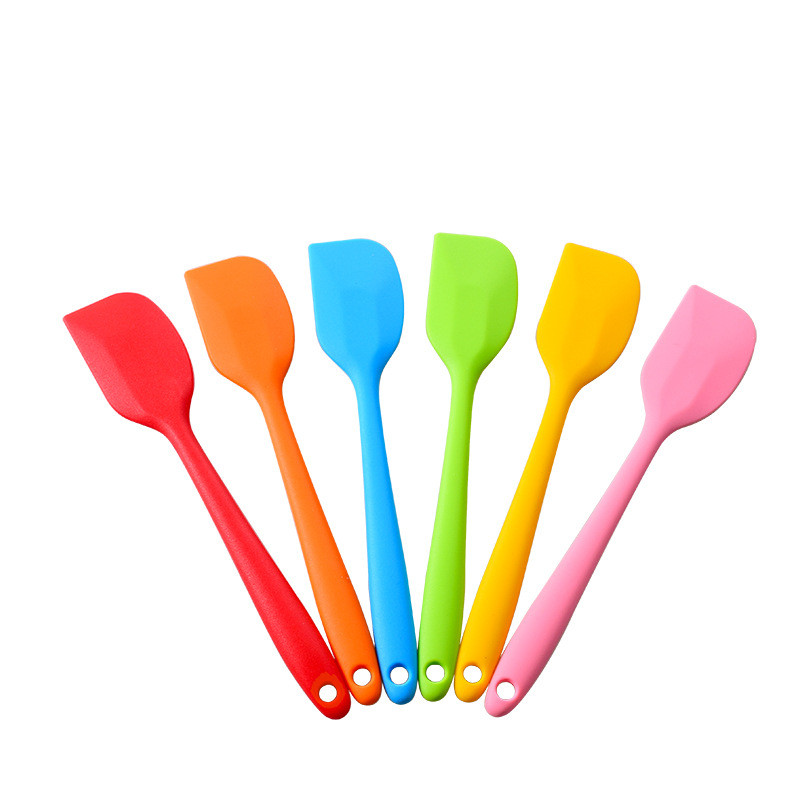 Dụng cụ làm bánh: Spatula phới trộn bột, phới dẹt silicon, muôi lật thức ăn