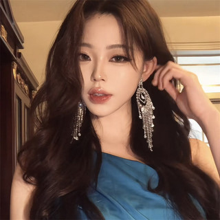 Bông tai tua dài dát kim cương công nghiệp siêu flash, mang vẻ sang trọng và lạnh lùng