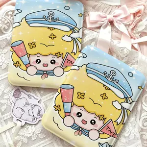 Gương gập trang điểm cô gái Q tóc vàng đội mũ hải quân năng động tiện mang đi