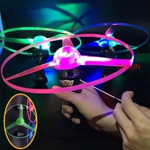 DARON LED Bay UFO Trò Chơi Ngoài Trời Tay Cầm Nhấp Nháy Đồ Chơi Ngoài Trời Đồ Chơi Cho Trẻ Em Chiếu Sáng Vui Nhộn Dây Đèn Bay Kéo Dây Bay UFO
