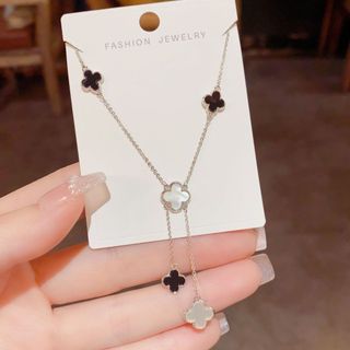 Vòng Cổ Thiết Kế Sang Trọng với Bốn Lá Vỏ Hoa và Tua Rua