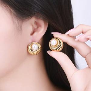 Hoa Tai nữ Serene to bản mạ vàng cao cấp, thiết kế hiện đại, họa tiết cá tính - DOJI