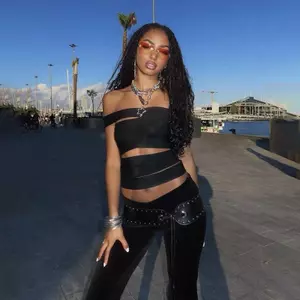 Mùa hè 2026 Trailing Sister Hot Girl Rỗng xiên Vai Áo Vest Thiết kế bất đối xứng Slim fit Crop Ngắn Niche Slimer Look Áo không tay Top Nữ