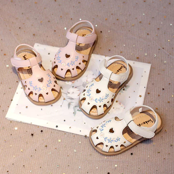 | 【sandals for girls】 | sandals for women ♫Giày Sandal Bé Gái 2025 Xuân Hè Phong Cách Mới Trẻ Em Chống Trơn Trượt Công Chúa Đế Mềm Bé Gái Thêu Rỗng Bé Mũi Bao Da✫