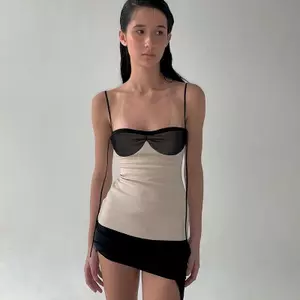 Mùa hè Pháp Nhẹ Nhàng Khâu Váy Sling Không Đều Slim-fit Slimer Look Hot Girl Daily