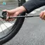 Máy bơm chống sốc xe đạp 300 PSI Máy bơm không khí di động bằng hợp kim nhôm được thiết kế lý tưởng để đi xe đường mòn, chuyến đi đường trường và đi lại hàng ngày