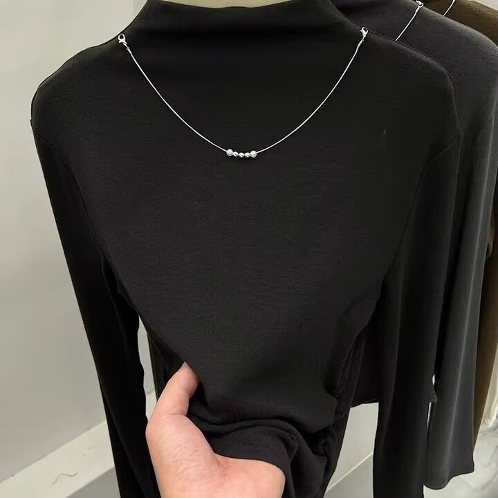 Áo sơ mi dài tay thoải mái, thiết kế vừa vặn và mỏng nhẹ, phù hợp với thời trang mùa thu.