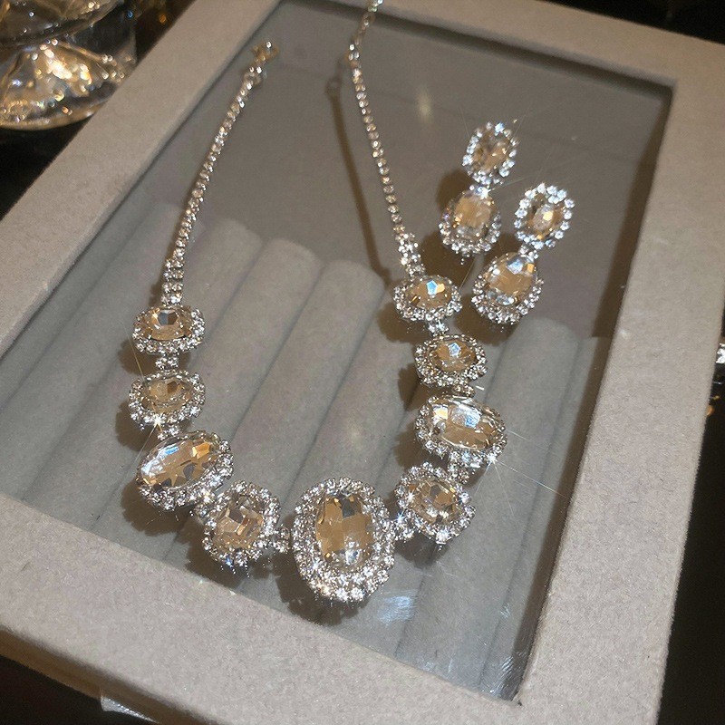 Bộ trang sức sang trọng, giá cả phải chăng - Vòng cổ chocker dành cho nữ