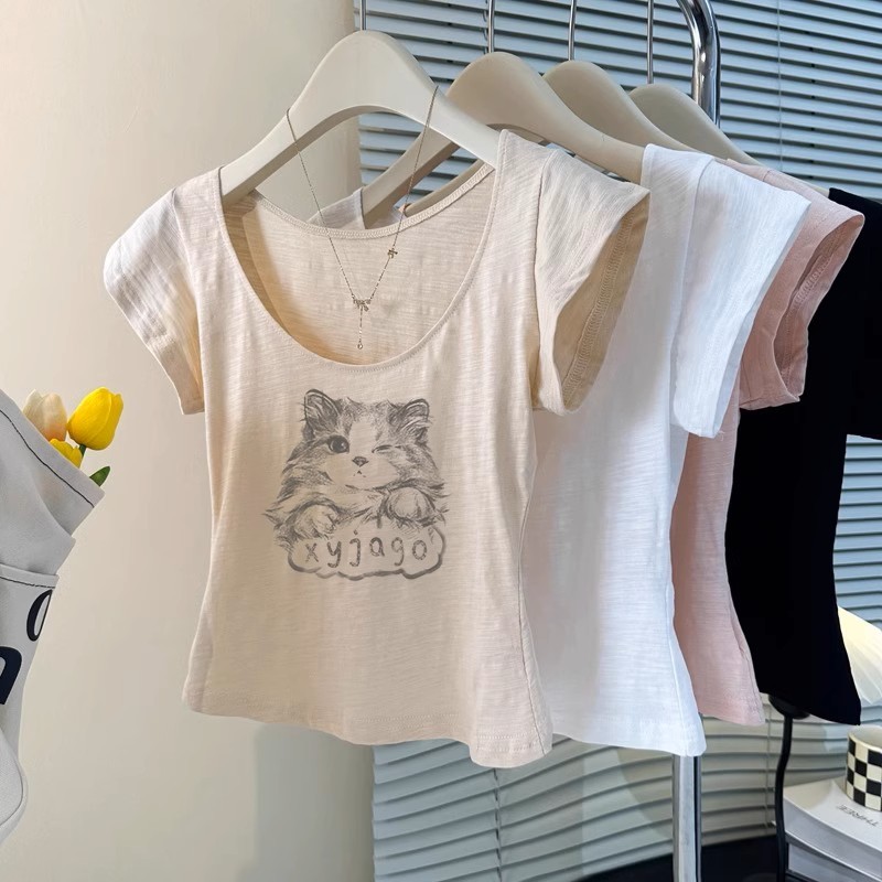 Áo thun nữ cổ chữ U họa tiết mèo con, thiết kế đơn giản giúp bạn trông gọn gàng hơn