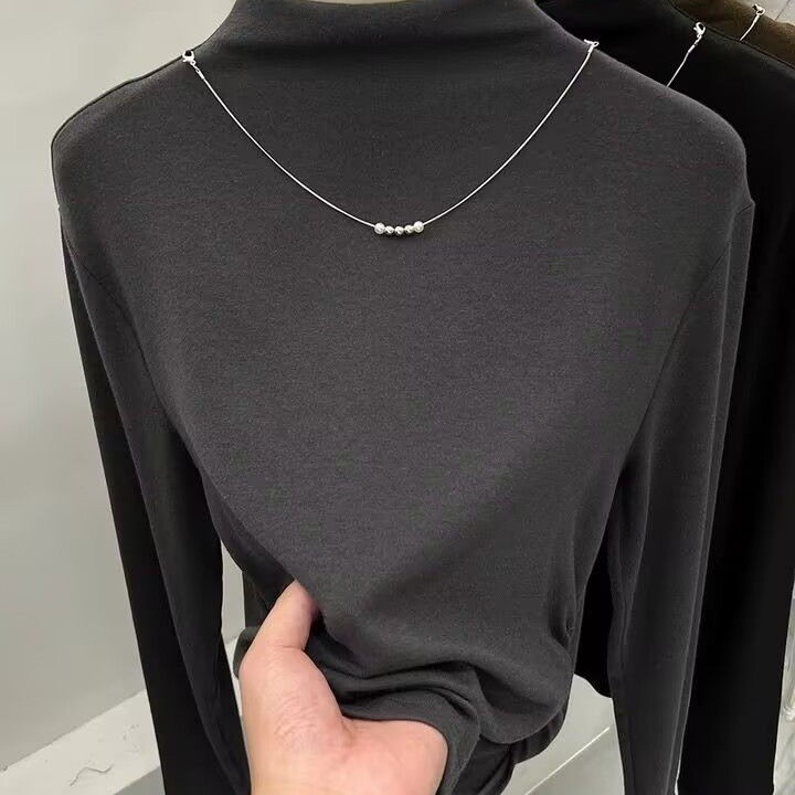 Áo sơ mi dài tay thoải mái, thiết kế vừa vặn và mỏng nhẹ, phù hợp với thời trang mùa thu.