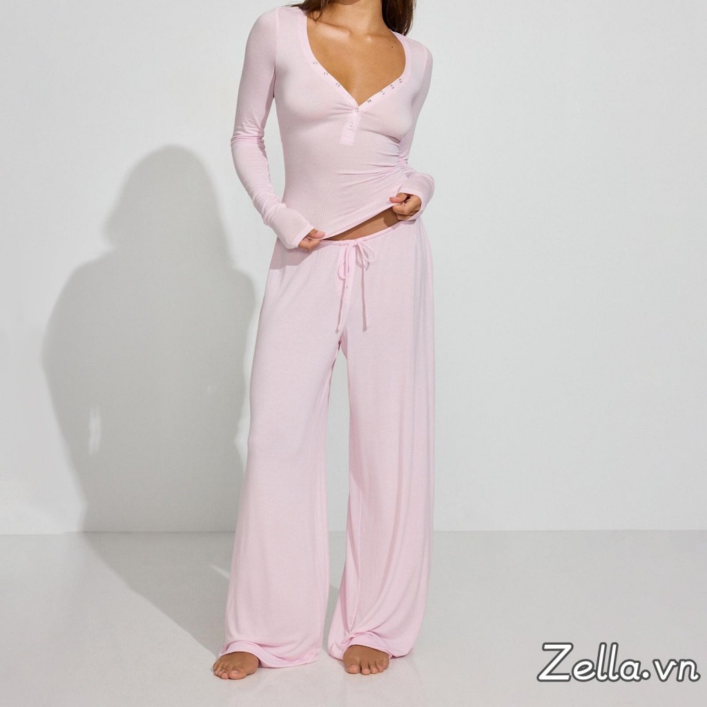Bộ đồ thu nữ áo cổ chữ V tay dài và quần ống rộng, phù hợp dáng slim fit