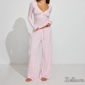 Bộ đồ thu nữ áo cổ chữ V tay dài và quần ống rộng, phù hợp dáng slim fit