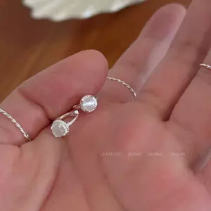 Cảm Thấy Bông Tai Nữ Không Vòng Tròn Phai Màu Bông Tai Bạc Xương s925 Khóa Quạt Bạc Kim Thoáng Mát Vòng Tròn Toàn Thân Mèo Mắt Bạc Trắng